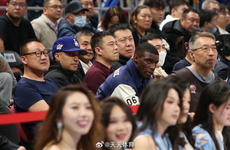  真籃球迷！國安外援法比奧攜玉昆外援科斯塔來到五棵松觀戰CBA
