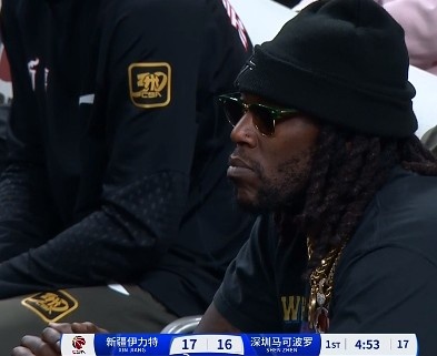 哦呦?你來了!新疆新外援哈雷爾場邊觀戰(zhàn)新疆主場vs深圳的比賽