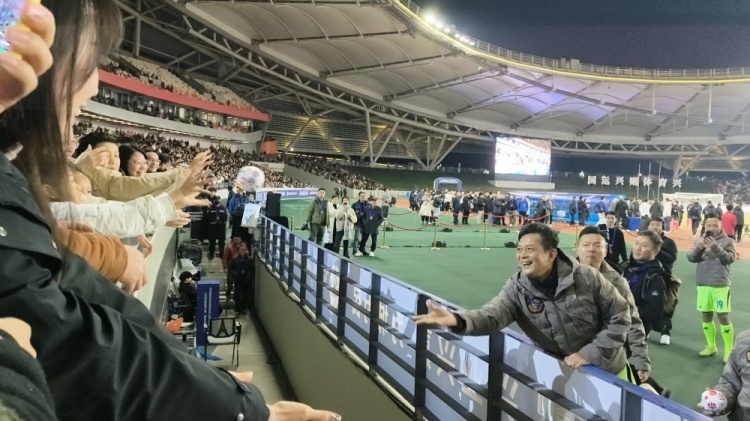  中國香港明星足球隊40載巡回賽樂山站，1-2不敵海浪明星足球隊