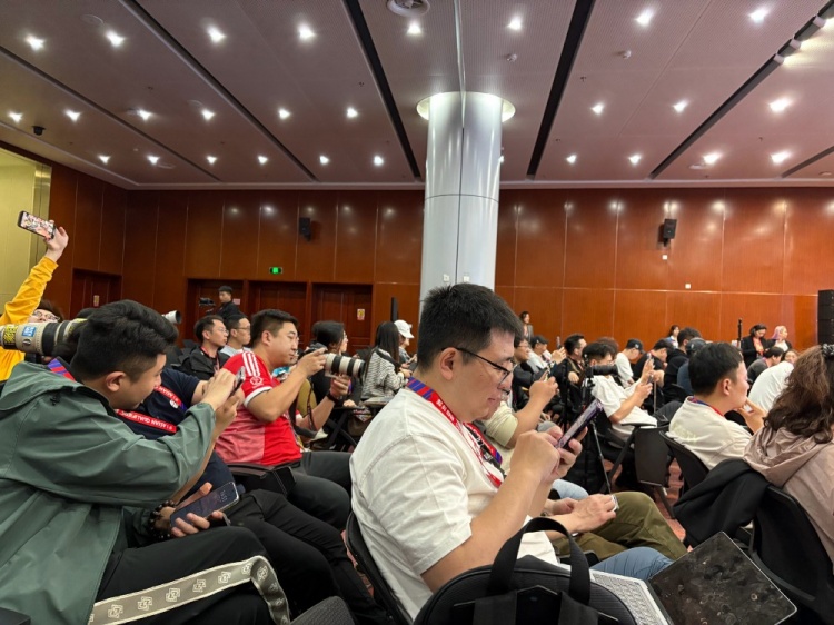  萬眾矚目！記者擠滿國足賽前新聞發(fā)布廳，賽場記者預(yù)計超300人