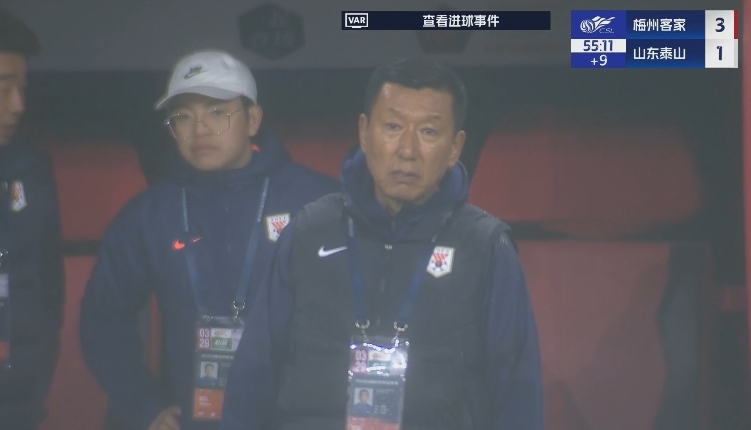  半場1-3落后遞補隊！場邊的崔康熙表情焦急