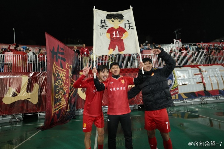 足球報:向余望成為“防不住的人” 重慶銅梁龍平均年齡僅23.7歲